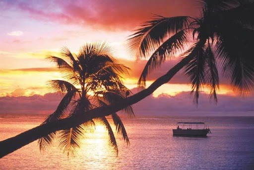 Admire the sunset together in Fiji